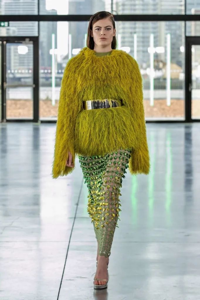 王嘉尔炸裂现场宣美 (王嘉尔宣美最新视频)