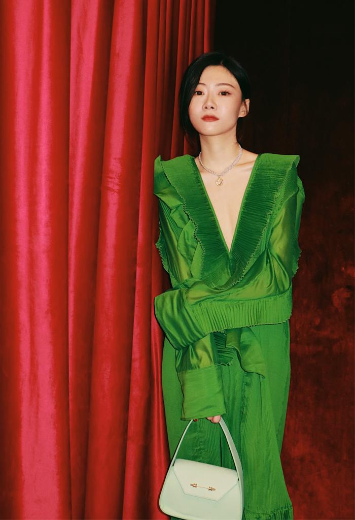 这个秋天“抹茶包”终于火了，时髦亮眼还很百搭，难怪明星都爱背