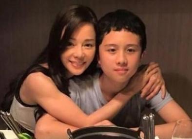 儿子高中天天黏着妈妈,孩子十几岁了却总是黏着妈妈