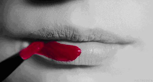 冬天皮肤干燥嘴唇干裂用什么,冬天嘴唇总干裂流血什么原因