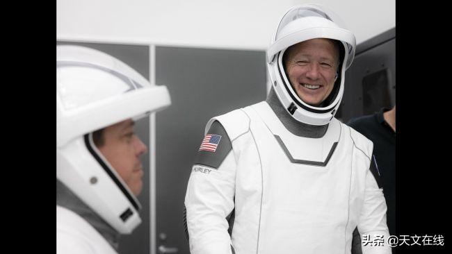 太空酷炫拽，SpaceX时髦太空服引领宇航员新时尚