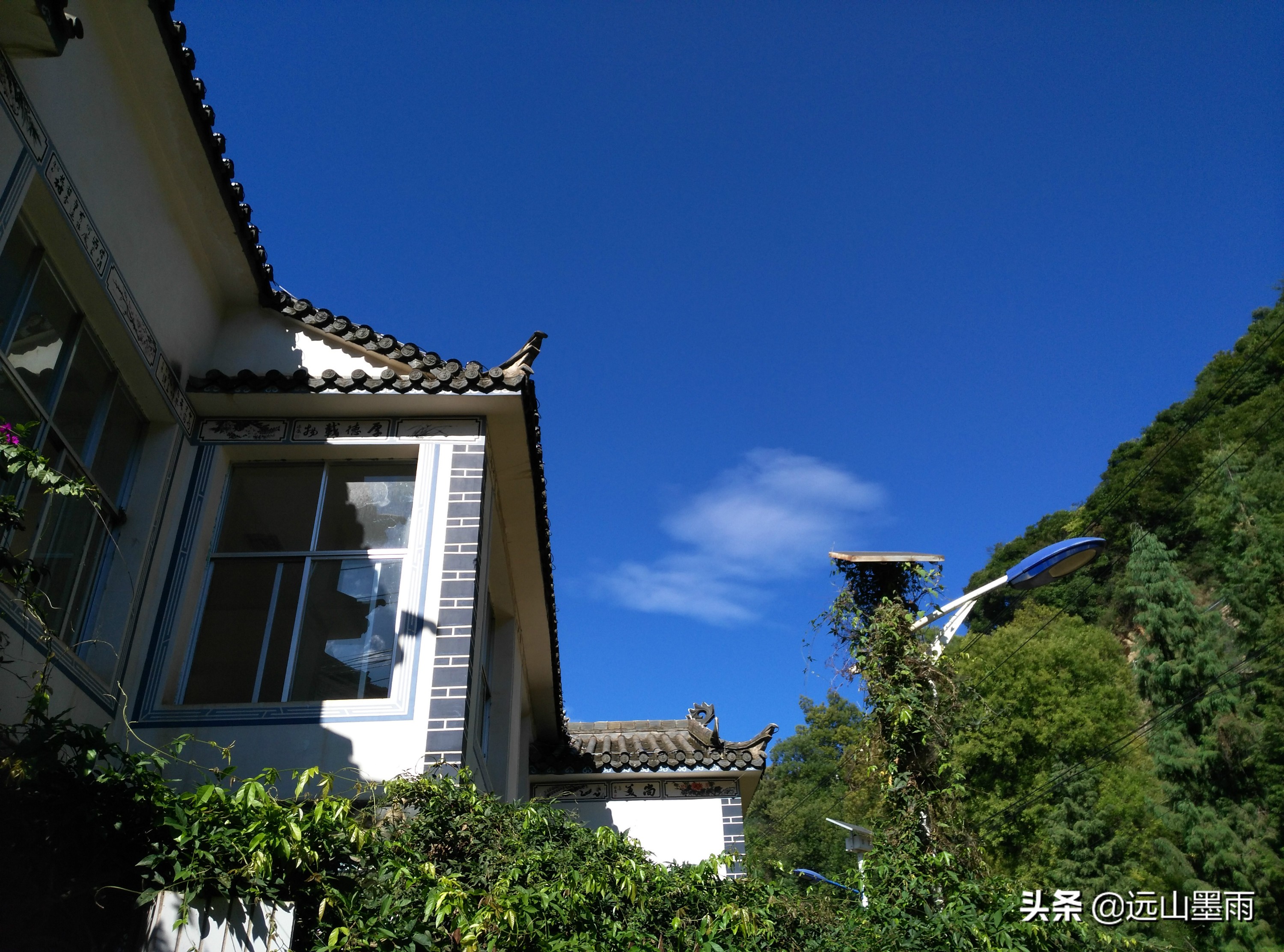 昆明陡坡村的风景非常独特,昆明可以爬山看夕阳的地方