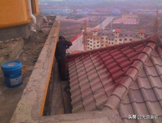 农村房顶水泥瓦施工,临时建筑铁皮瓦