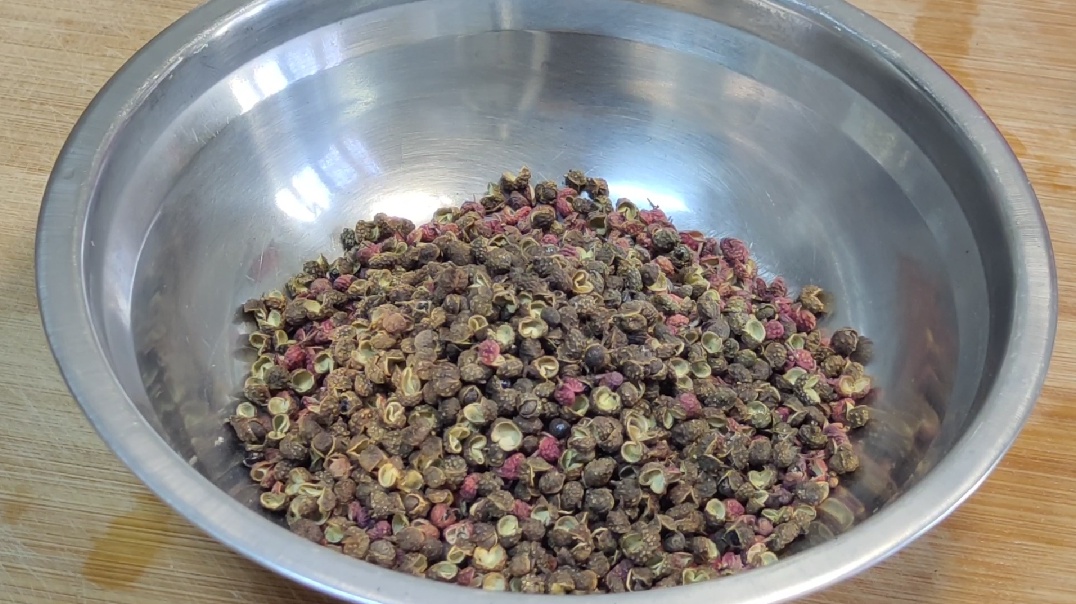 大厨教你制作青花椒油,大厨教你花椒酱的制作方法