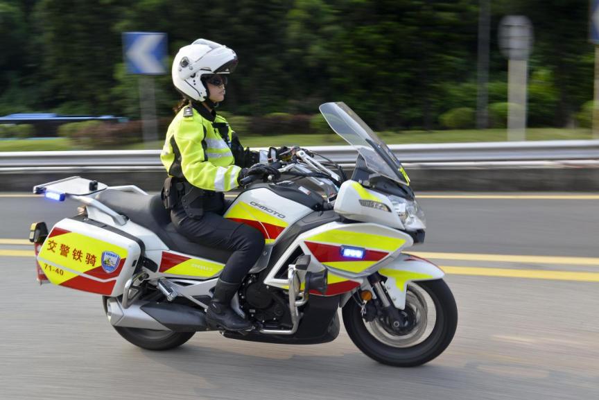 铁骑“警花”揭秘：我们为什么穿那么厚？