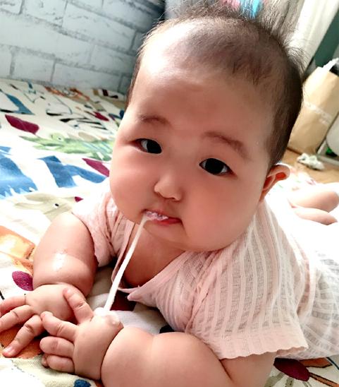 小宝宝吐奶又爱哭怎么回事,宝宝吐奶拍背以后为什么就能睡觉