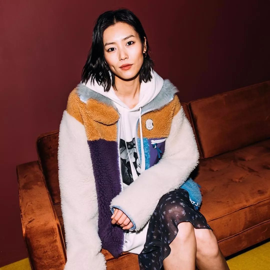 刘雯何穗个人简介,刘雯何穗奚梦瑶走秀视频