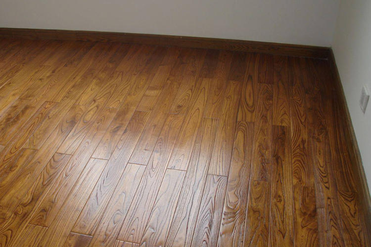 家里木地板很油怎么清理,家里木地板用久了有异味怎么办