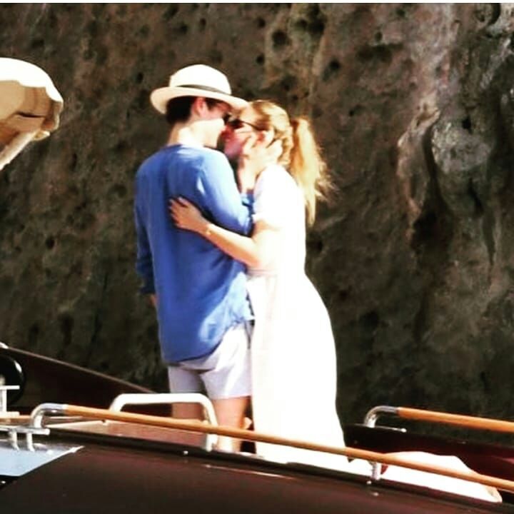 碧翠丝公主外出购物衣品见长,黑西装很有型,借百褶裙巧妙遮孕肚