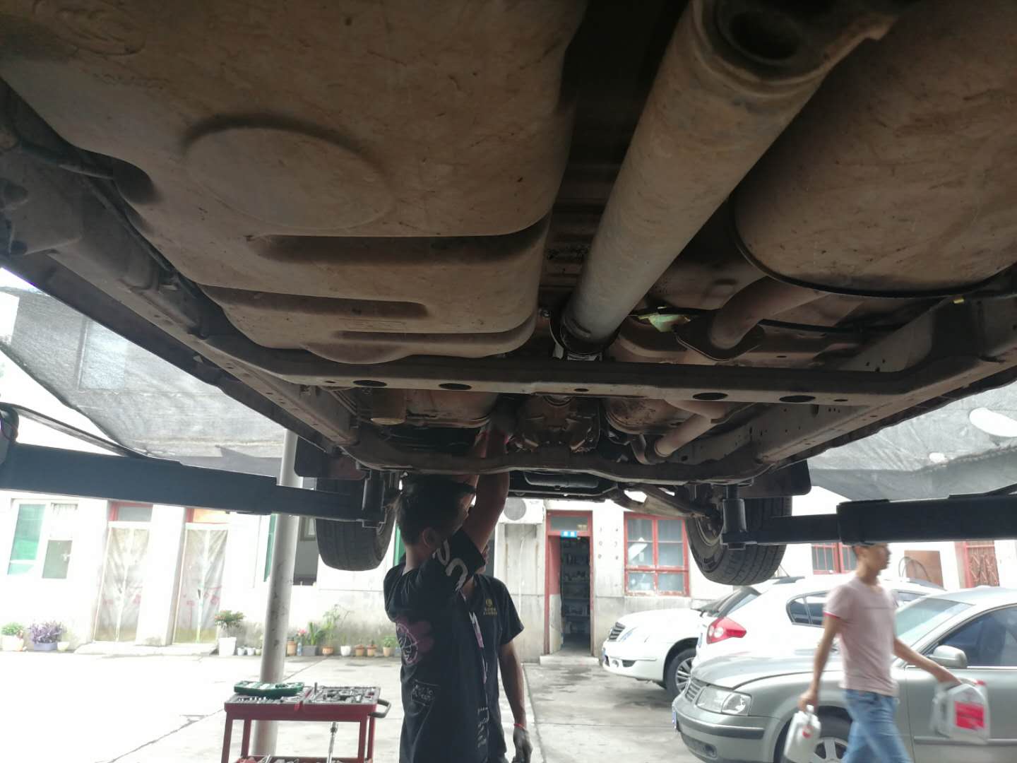 发动机冒白烟蓝烟烧机油,尾气大量冒蓝烟要不要大修发动机