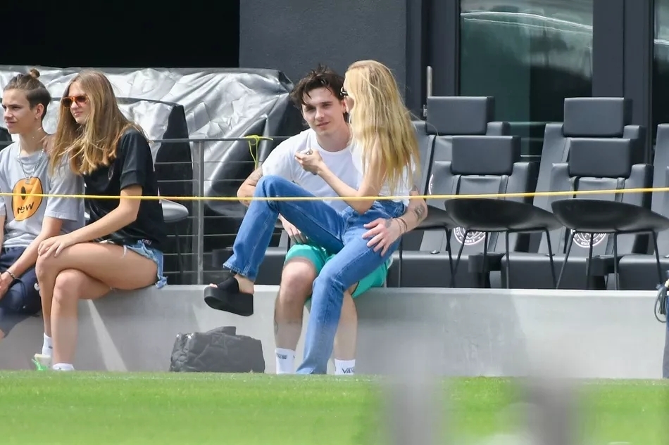 小贝夫妇回应亲吻小七,小贝长子牵手秀恩爱