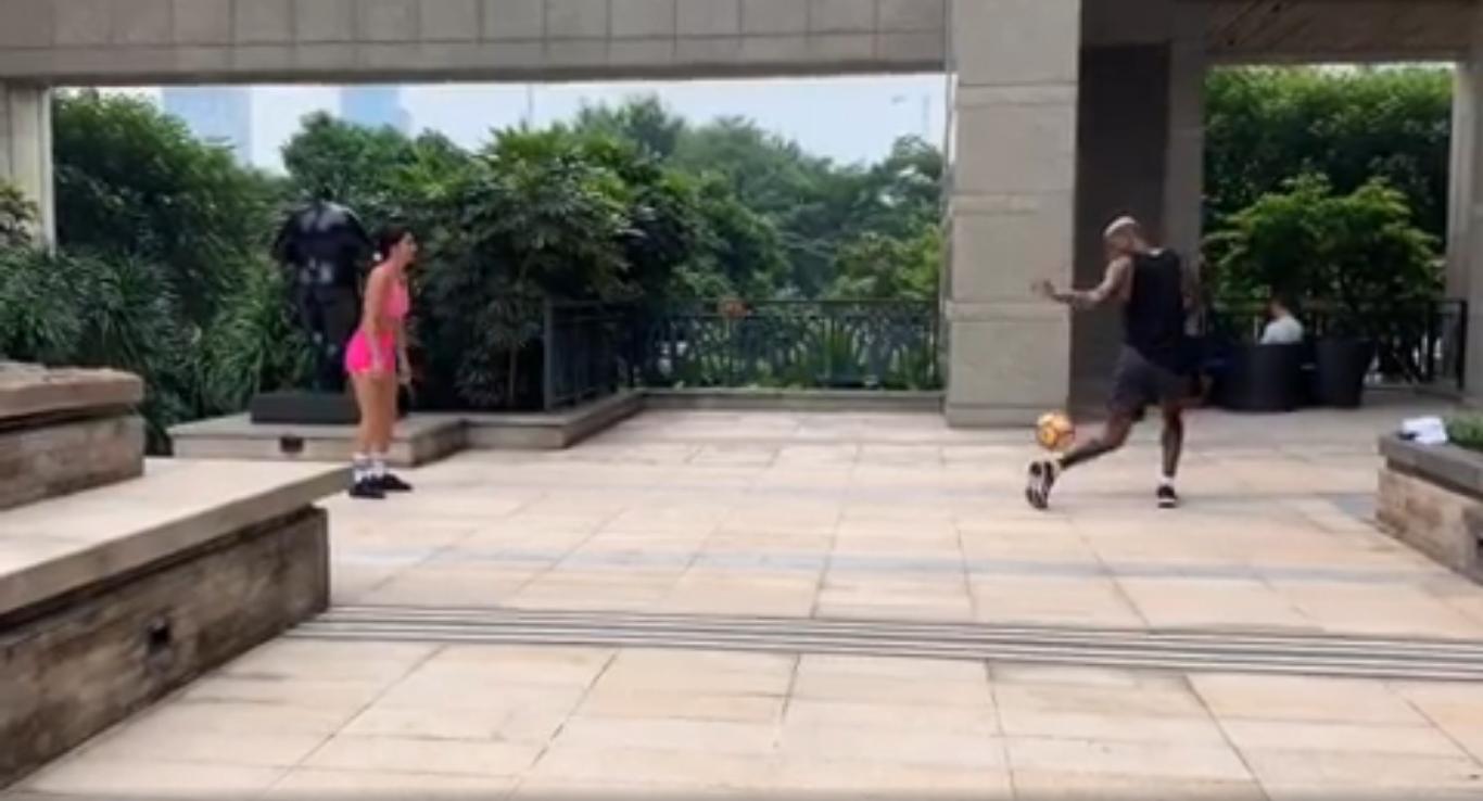 塔利斯卡与新欢PK球技！歌手女友秀胸部停球被老公穿裆过人很生气