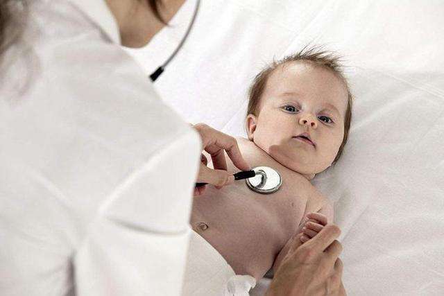 宝宝喝奶被呛到咳完立刻接着喝,小宝宝喝奶被呛到妈妈急救