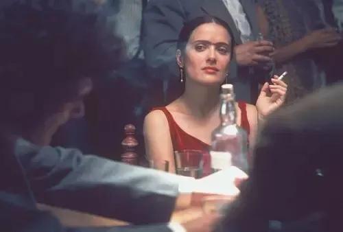 她是最有名的“荡妇”，身体残破不堪，却用画笔画出尖刻的爱情