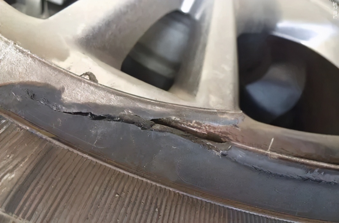 挡风玻璃被崩1毫米怎么修复呢,简单方法修复挡风玻璃