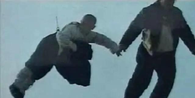 2岁孩子被虐待致死前仍求抱抱,2岁被虐待的女童