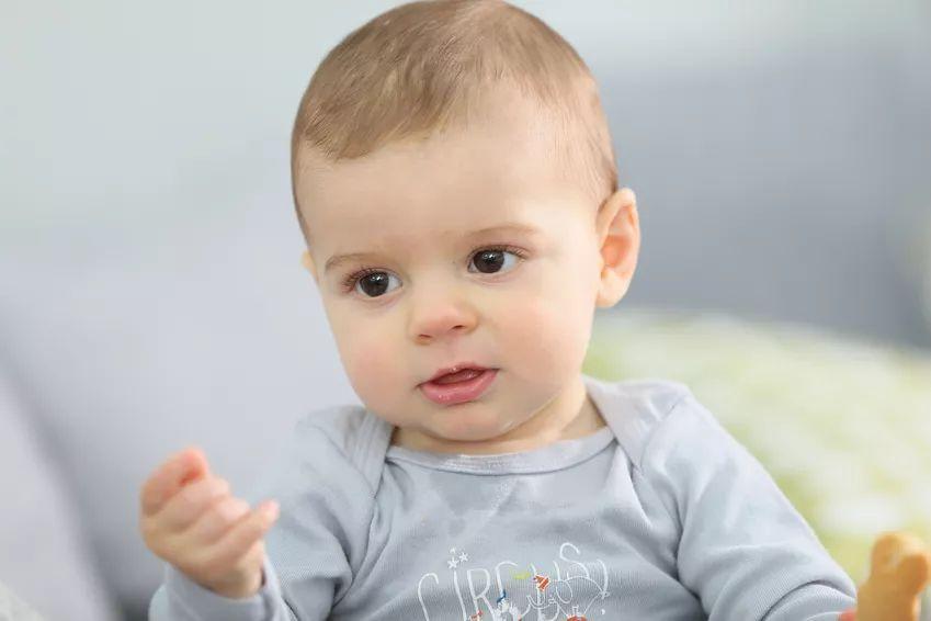 宝宝头型睡长了怎么办啊,宝宝头型睡扁了用什么枕头纠正