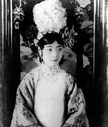 溥仪和婉容大婚之夜,婉容嫁给溥仪的时候大清气数已尽