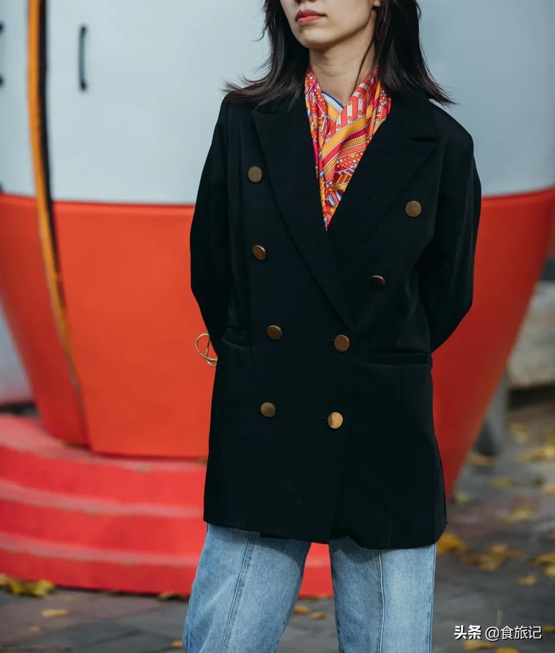 丝巾的气质系法,一条小小的丝巾可以点缀你的气质