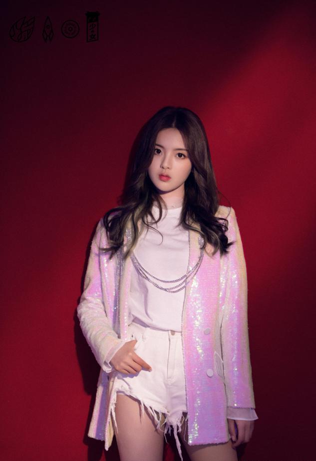 圆脸女生适合啥发型?李兰迪锁骨发、杨超越长卷发,自己看不解释