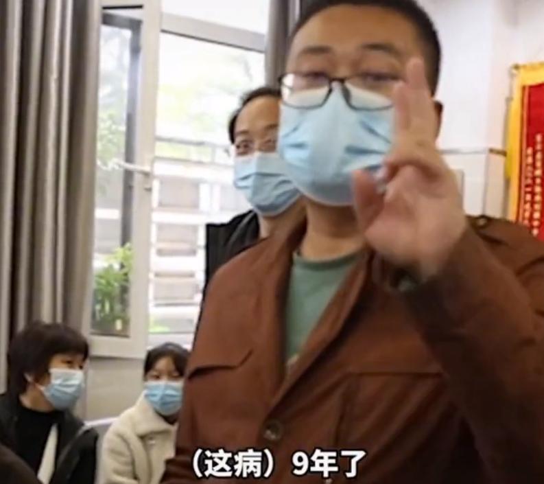 陕西一男子顽疾被老中医1分钟治好，情绪激动竖拇指哭诉：九年了