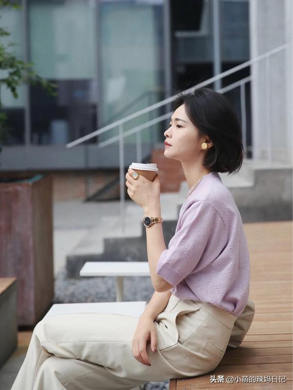 35岁女人穿搭今年流行的修身裤子,外翻直筒阔腿裤穿搭50岁女人