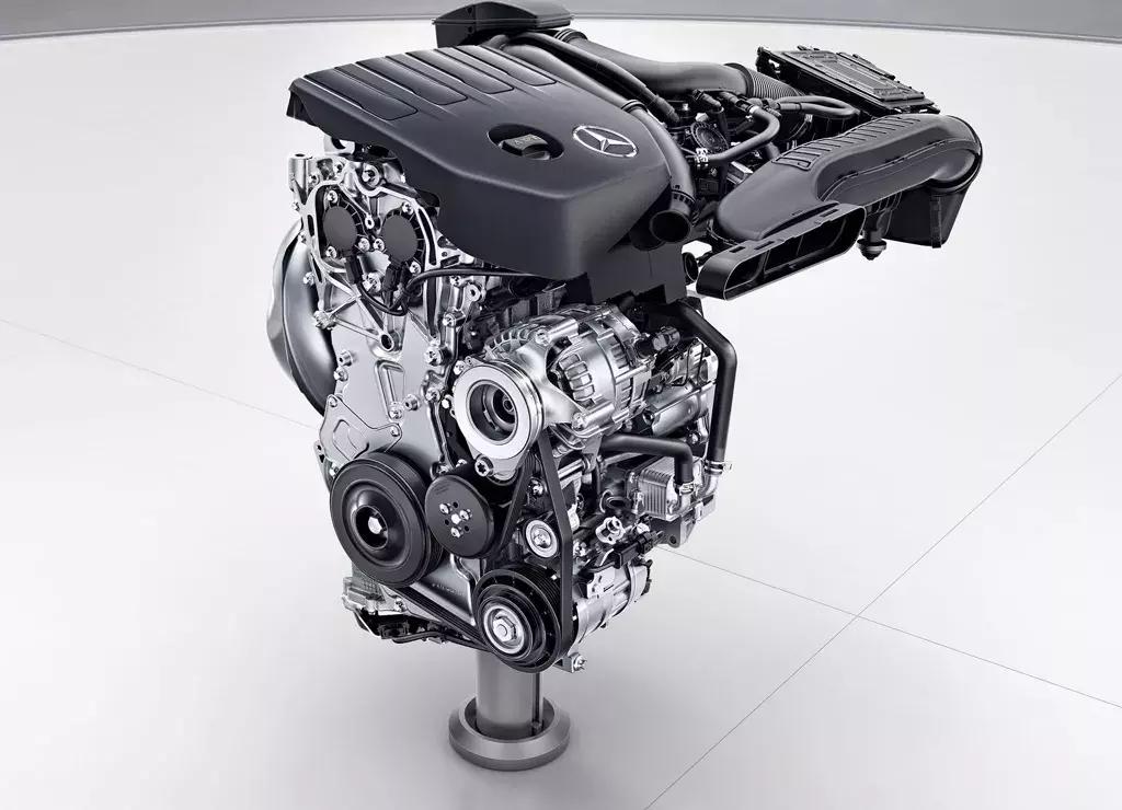 奔驰新款a级三厢车路试中,试驾奔驰新款三厢a级