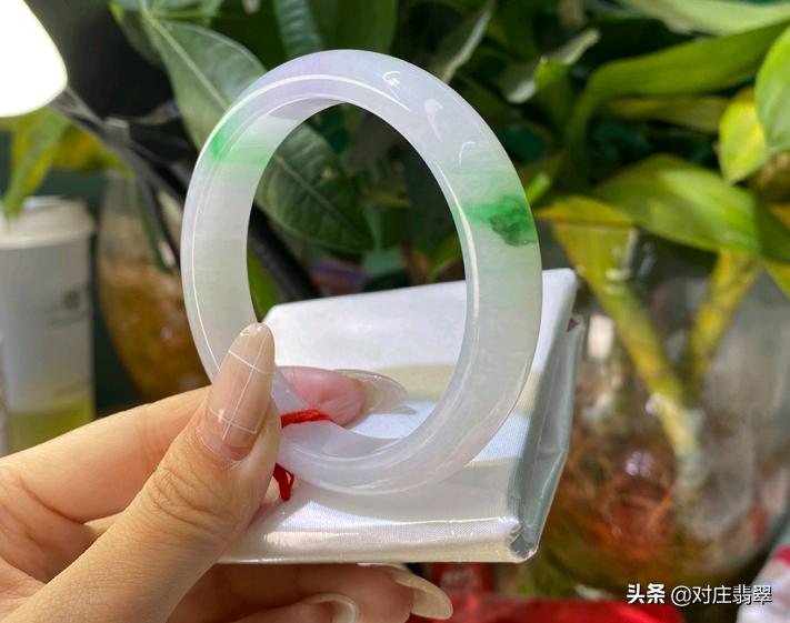 天空蓝板料定制翡翠手镯,翡翠原石定制手镯怎么选择款式