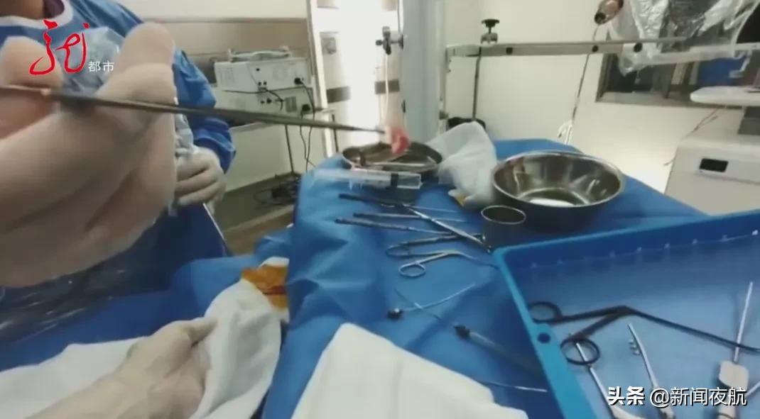 液体胶水滴到耳朵里会咋样,把胶水滴到耳朵里怎么办