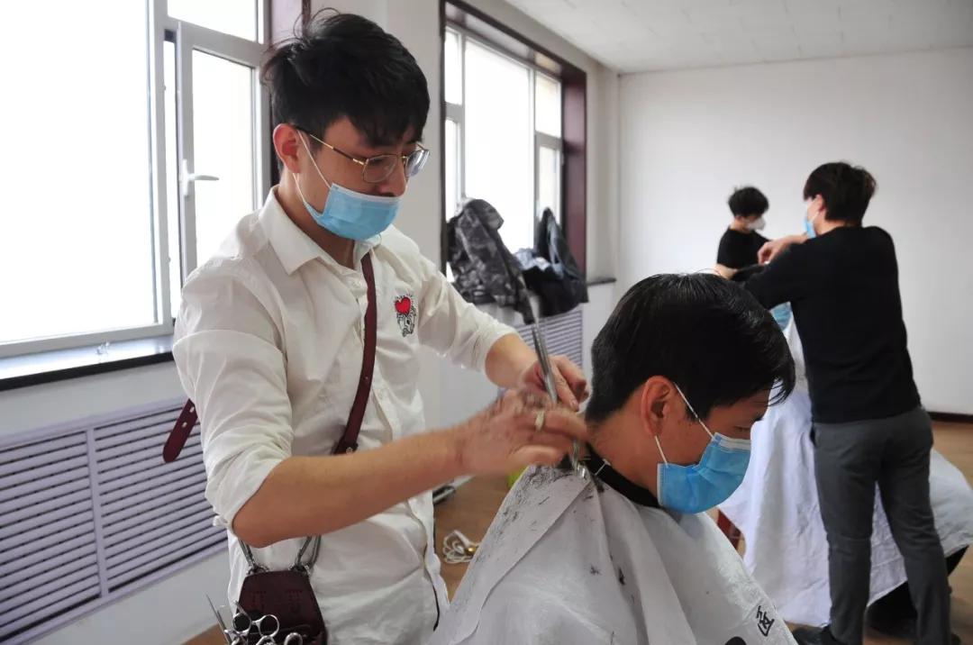 助力抗疫一线民警,党员劳模服务队勇担抗疫粮草官