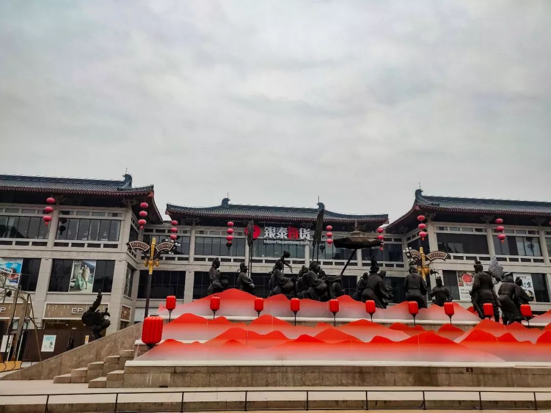 西安银泰百货曲江店附近地铁口,西安银泰百货曲江店在西安哪里