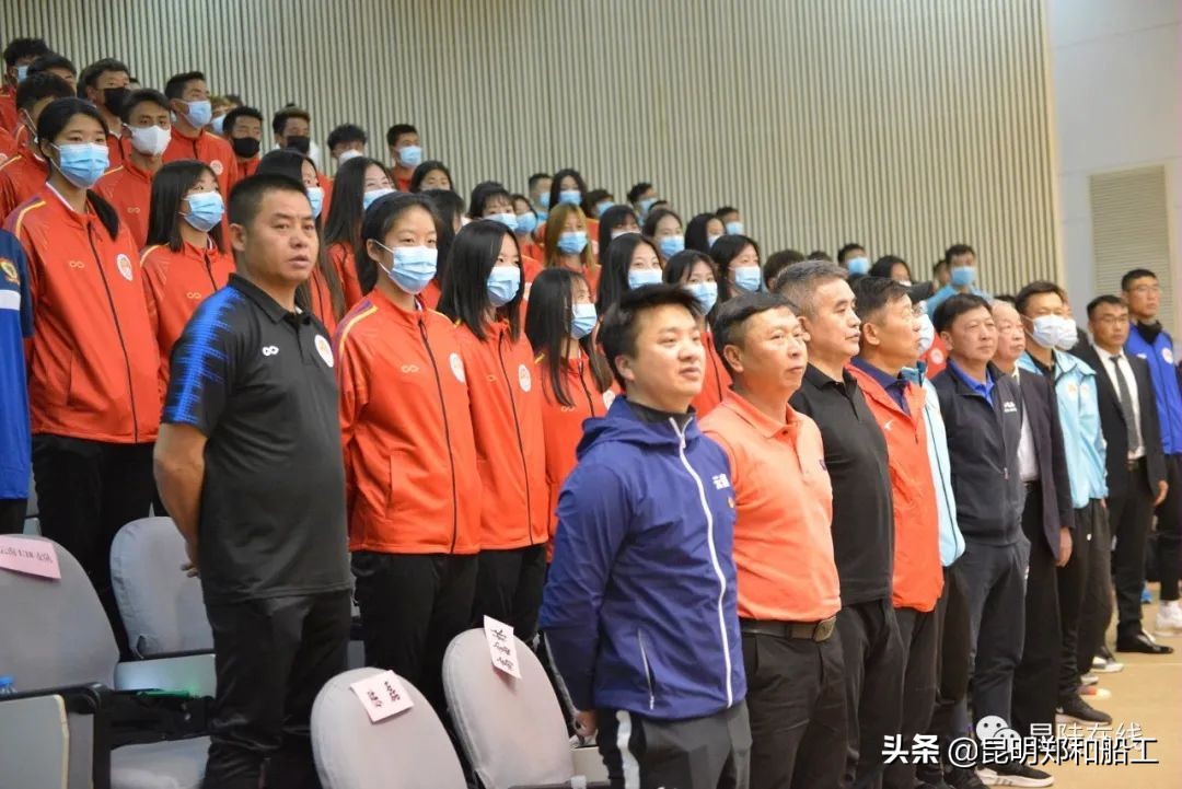 足球队砥砺前行奋进拼搏,凝心聚力团结奋进运动会