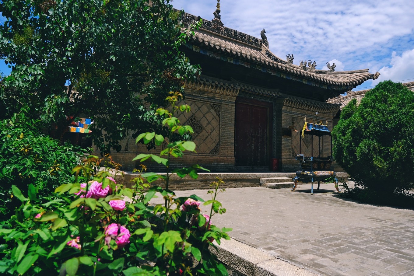 第一个看到的是鹰王殿，这是一座面阔三间的明代建筑