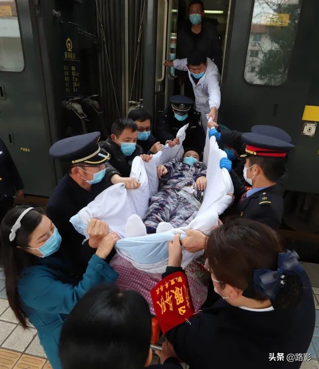 抗击疫情守护平安摄影征稿,战疫情保春运铁路警察在行动