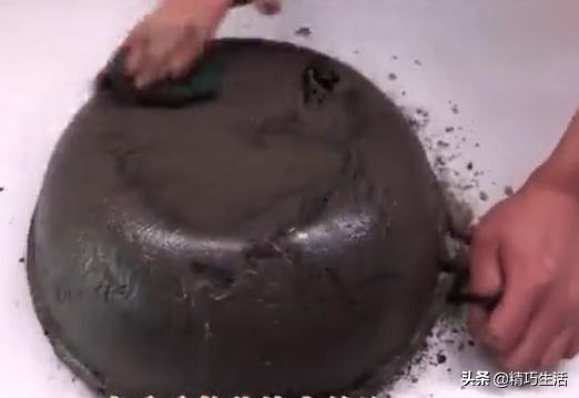 蜂窝不粘锅烧糊的黑垢怎么去除,不粘锅内壁烧糊的黑垢怎么去除