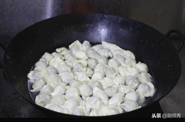 煮饺子的正确方法要放油吗视频,饺子冷水下锅还是热水下锅不破皮