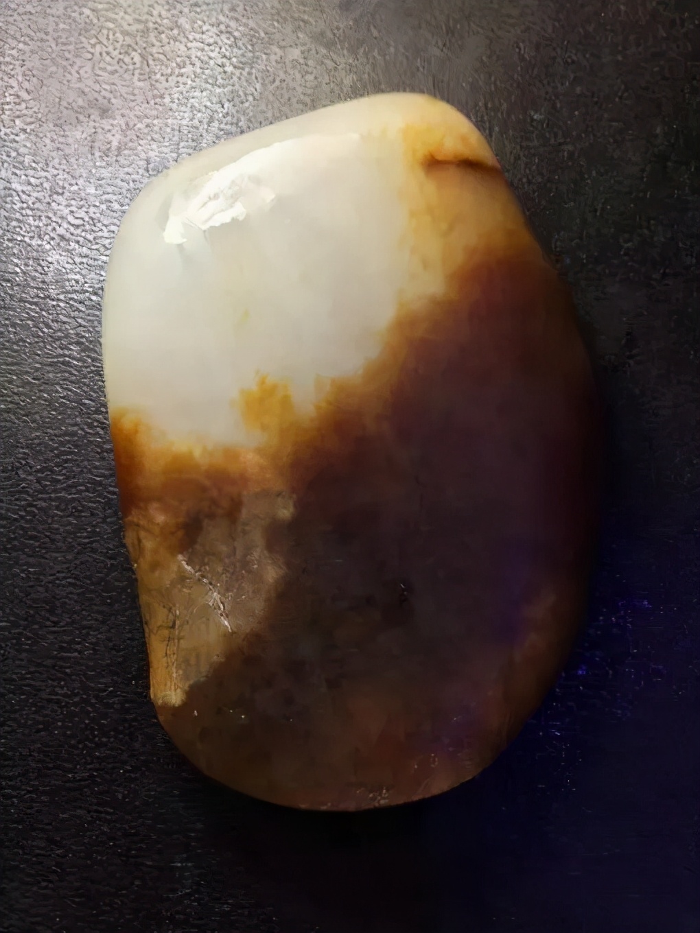 和田玉买来后发现多了一个黑点,和田玉内部有块状白斑还值钱吗