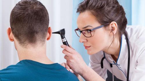 坐飞机耳朵里剧痛怎么回事,坐飞机导致耳朵不舒服出血了