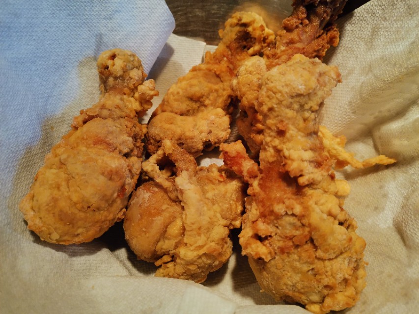 炸鸡腿怎么弄才能外焦里嫩,炸鸡腿如何避免里面没熟