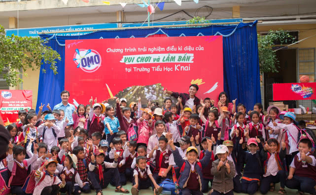 越南高薪小伙辞职去拍视频成网红，赚钱后给农村孩子建30个运动场