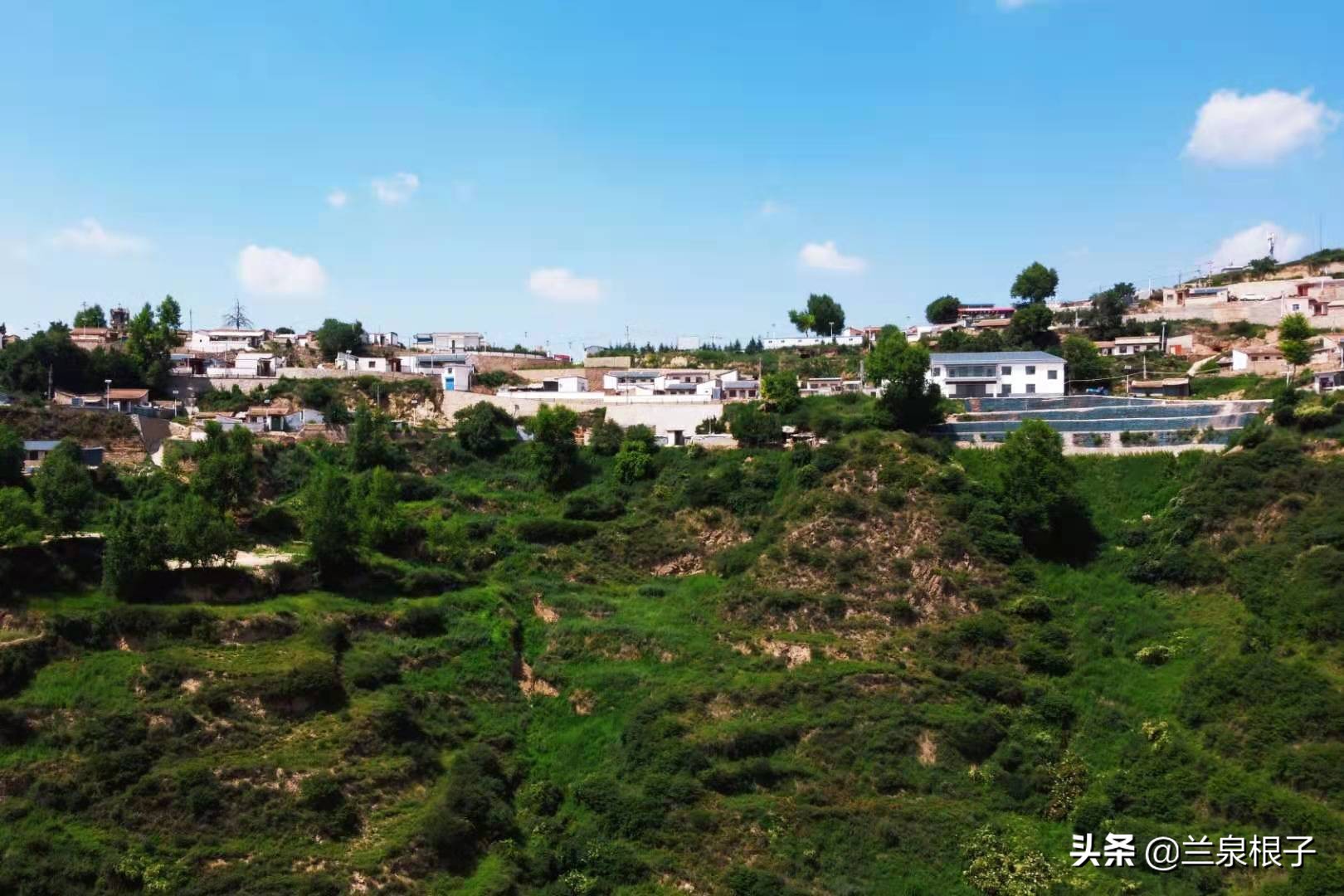 兰州南部大山深处山脊线上的美丽原野乡村沟对巴