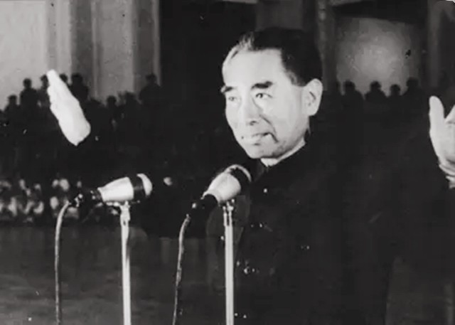 记者故意刁难周总理：为何要用美产钢笔？他的回答让记者羞愧