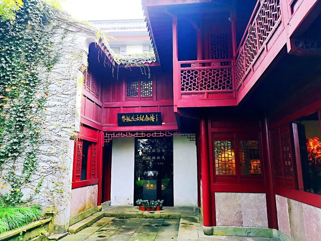 《潜伏》原型，45年后终回大陆