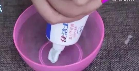 牙膏加什么洗脸祛雀斑最快,牙膏白醋淡斑法