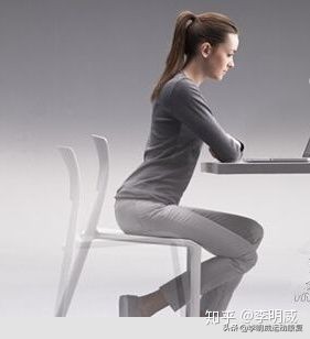 腰痛的人应该怎样的姿势睡觉,腰痛的正确坐姿屁股要翘着吗