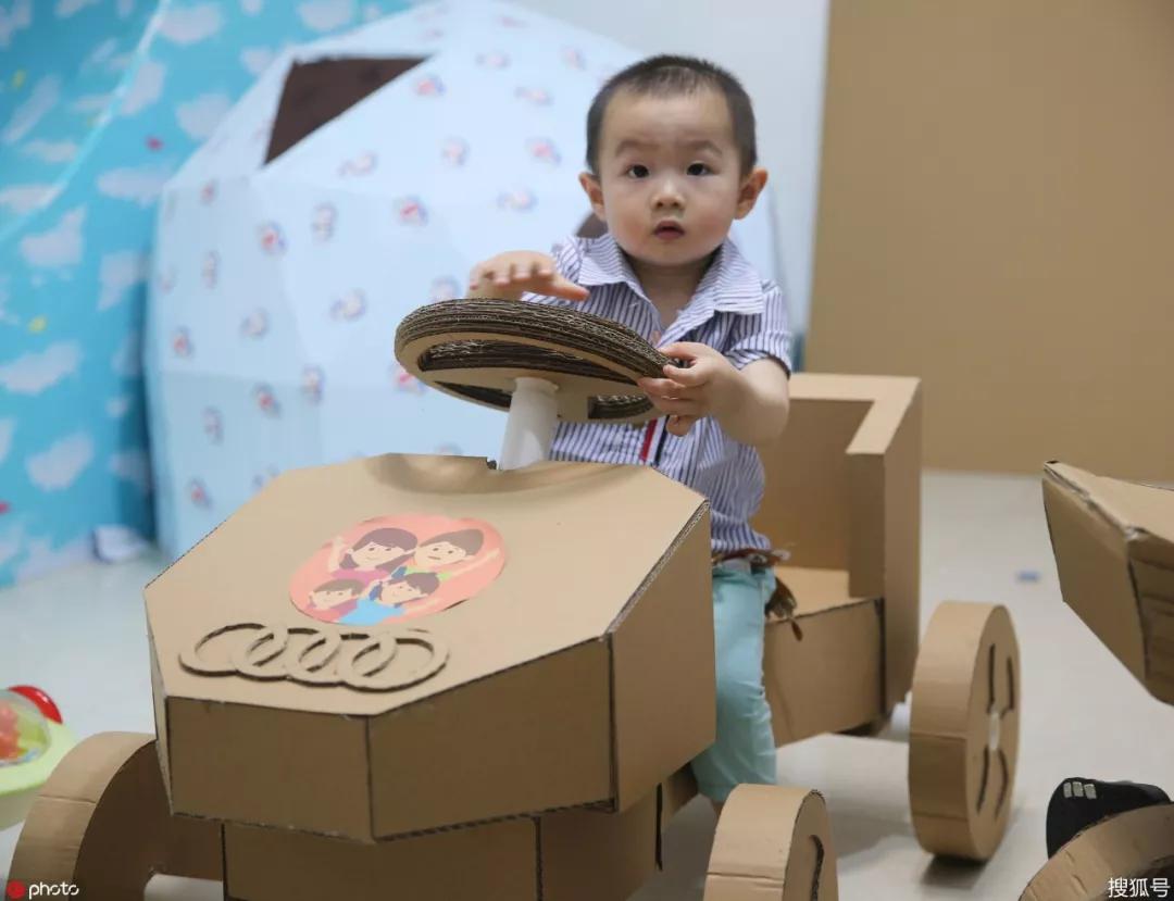 爸爸带娃搞笑名场面看一遍笑一遍,高龄宝爸用背带带娃的搞笑视频