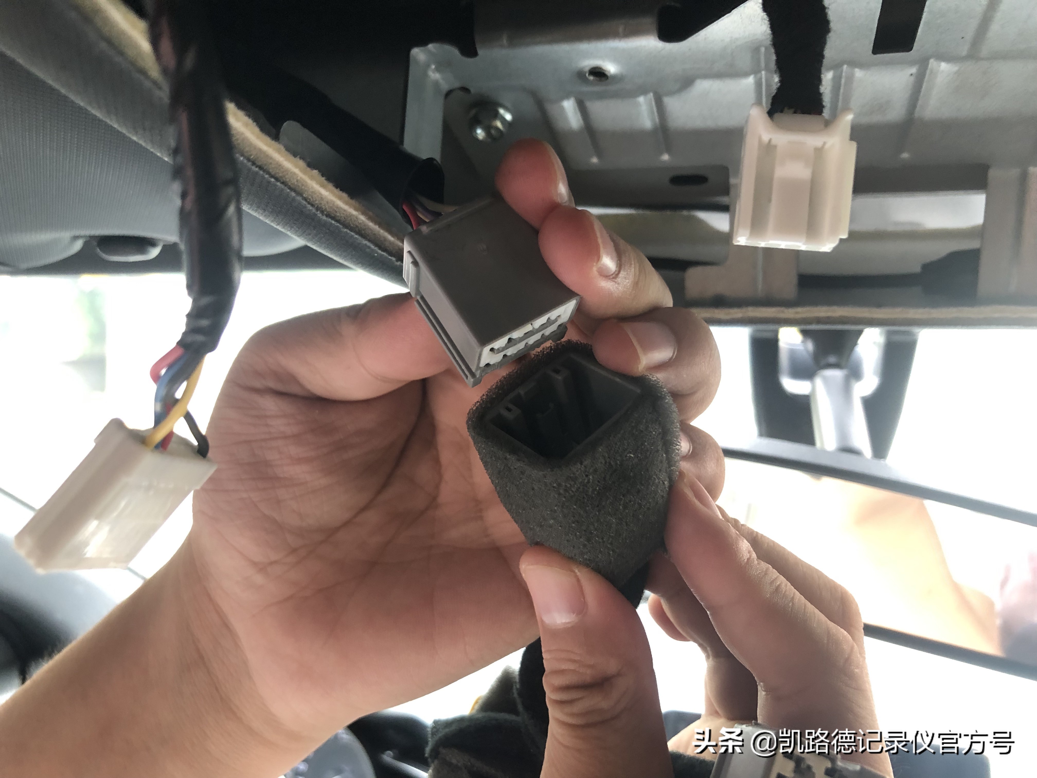 马自达CX-4安装凯路德C1行车记录仪教程，阅读灯天窗免走线