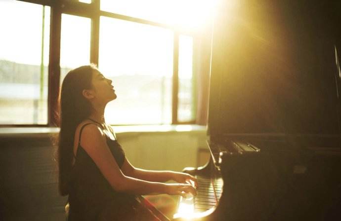 女生学吉他还是学钢琴,女孩学钢琴好还是小吉他好