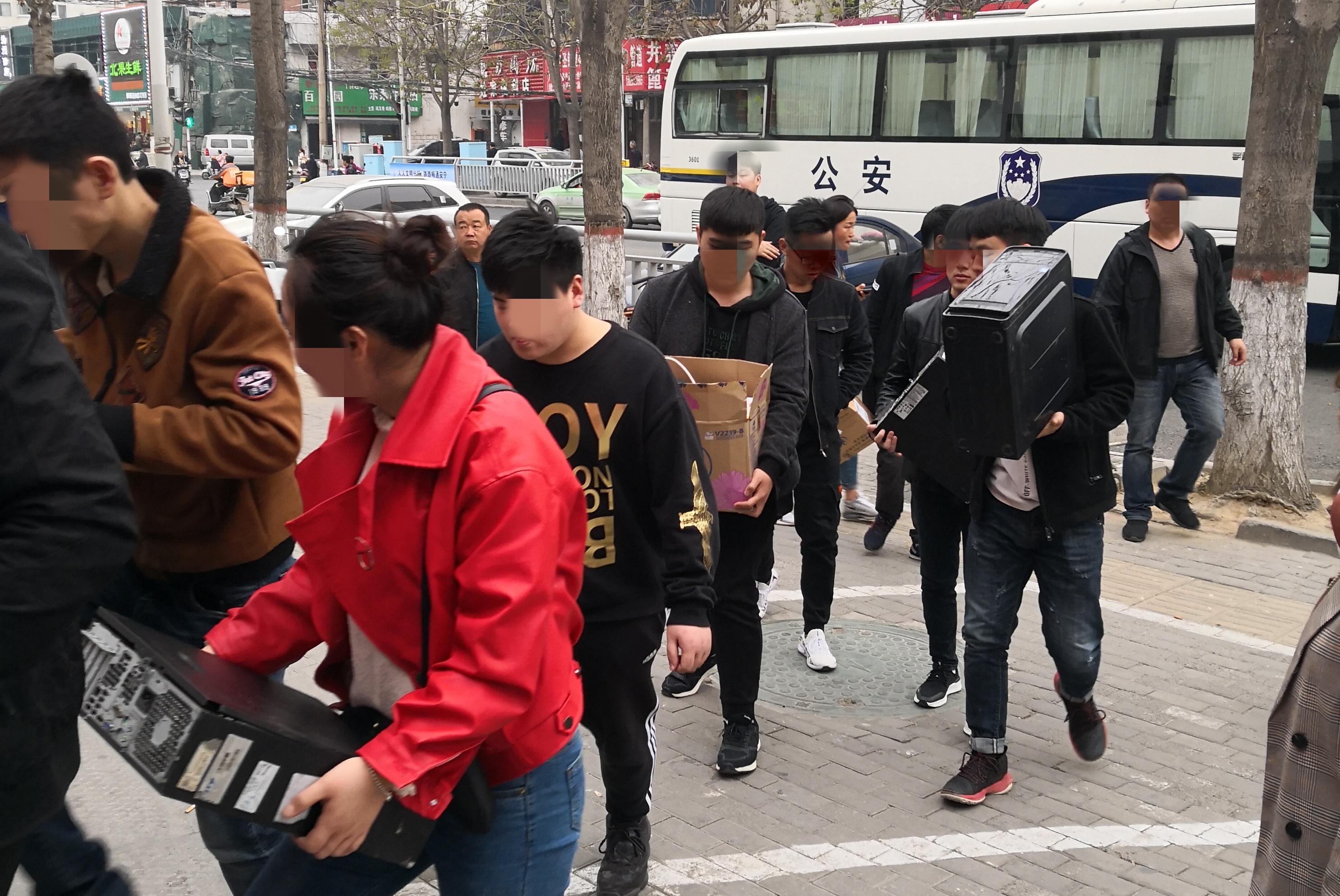 高薪、重奖、发手机？这些大学生入职没多久，就被一网络科技公司坑进监狱