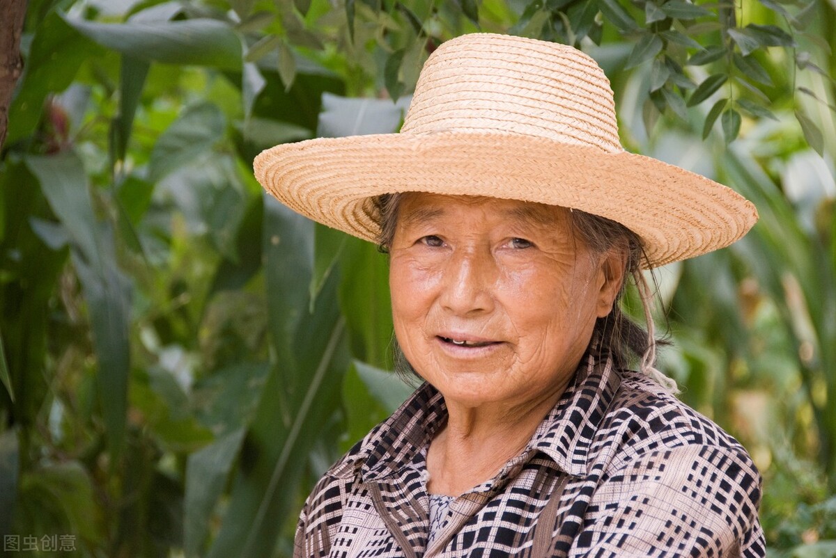 人到老年没积蓄,人到晚年很可怜没有钱用无人管